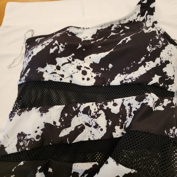 Carmen Marc Valvo Monochrome One-Shoulder Swimsuit Comes With Extra Strap. - Picture 3 of 8